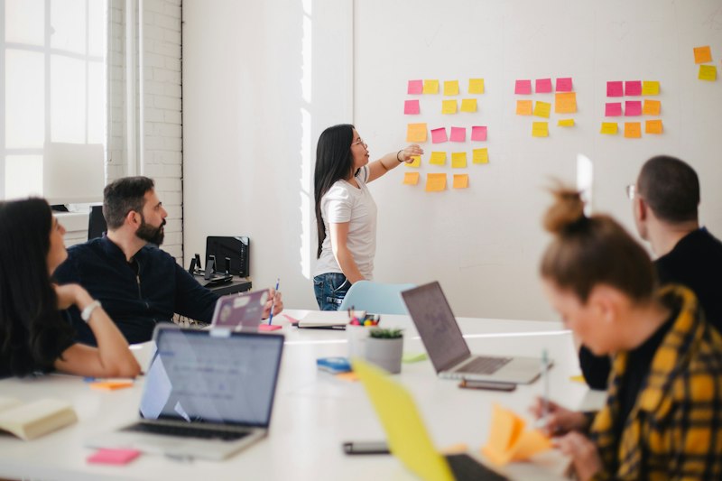Equipo de Tuzgle trabajando sobre un producto digital